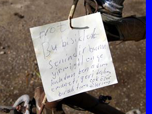 20 yıl önce çaldığı bisikleti geri getirdi