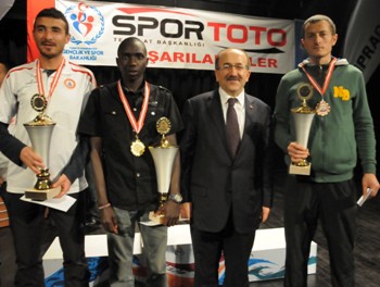 Gümrükçüoğlu'na anlamlı plaket