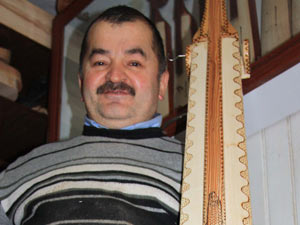 Boyundan büyük kemençe yaptı