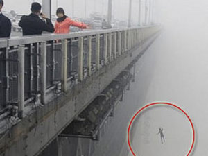 Hatıra fotoğrafındaki şok detay !