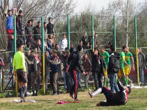 Teknik direktör ile 5 futbolcu yaralandı