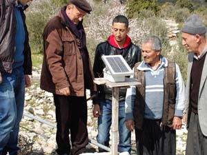 Güneş enerjisiyle çalışan ’domuz kovar’ yaptı.