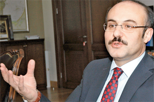 Türk çocukların boynunda haç var