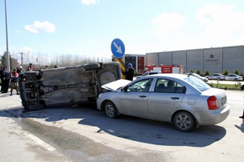 Aracı polis aracının üstüne kırdı