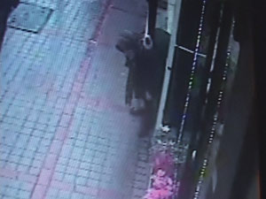 Rize'de çiçek çalarken kameraya yakalandı