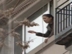 Girdiği evde genç kızı rehin aldı !