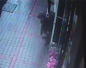 Çiçek çalarken kameraya yakalandı!