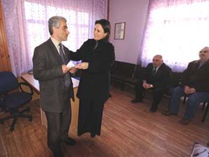 Bayan Kızılcık engellilere yalnız bırakmıyor