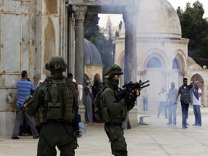 İsrail Askerleri Mescid-i aksa'yı bastı