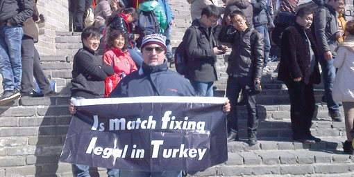 Tiananmen Meydanı’nda pankart açtı