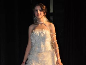 Çöp poşetinden gelinlik!