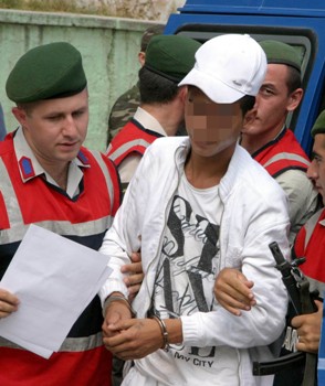 Arkadaşının boğazını döner bıçağıyla kesti