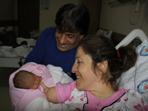 Annesi onu tek parmağı ile büyütecek