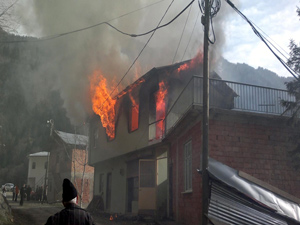 Çaykara'da ev yangını..