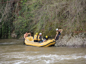 Rize'de rafting botu devrildi