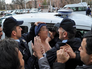 Bir anda soyunmaya başladı !