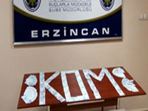 İç çamaşırına saklarken yakalandılar!