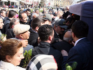 Trabzon'da fidan dağıtımında izdiham