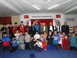 Bıyıklıoğlu'ndan Boks Kulübü'ne ziyaret