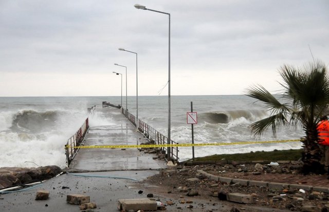 Dev dalgalar amatör fotoğrafçıyı yuttu!