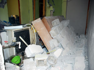 Patlamada evin duvarları yıkıldı,yaralılar var