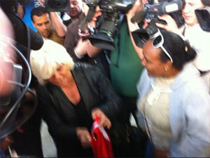 Bir grup Rum, Türk bayrağı yaktı