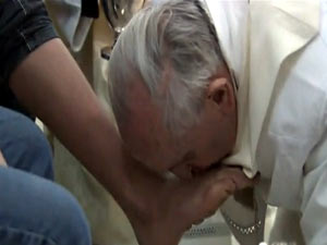 Papa Müslümanlarını ayaklarını öptü