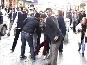 Bakan Çağlayan'a yumurtalı protesto