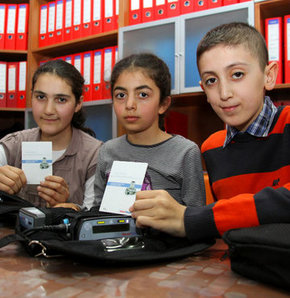 Onların kalbi çantalarında!