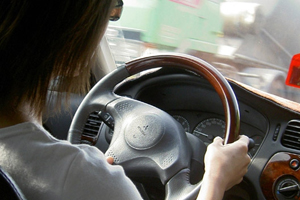 Kadın sürücü için polise ihtiyaç yok