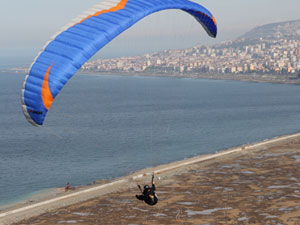 Paraşütçülerin mekanı Akyazı!