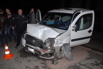 Kamyonet ile otomobil çarpıştı...