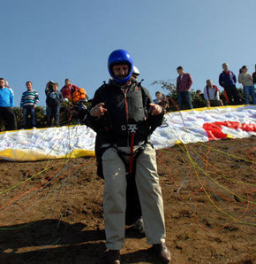 Belediye başkanı çay bahçesine düştü