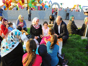 Gümrükçüoğlu vatandaşla içi içe