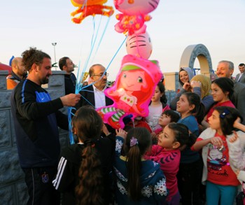 Gümrükçüoğlu çocuklara hediye dağıttı