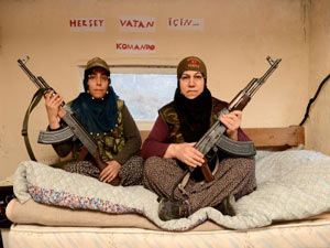 Kaleşnikofla nöbet tutan anneler!