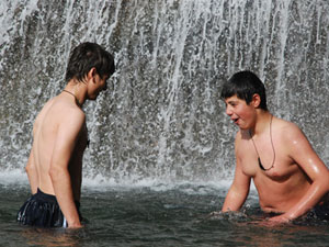 Rize'de gençler soğuk su dinlemedi