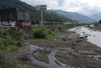 Trabzon Değirmendere zehir akıyor