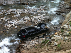 Otomobil dereye yuvarlandı 4 kişi yaralandı