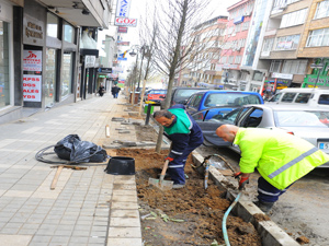 Gazipaşa caddesi kaldırımları düzenleniyor