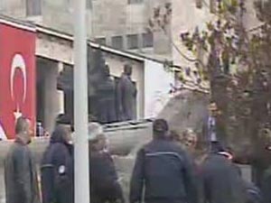 Meclis bahçesinde intihar girişimi