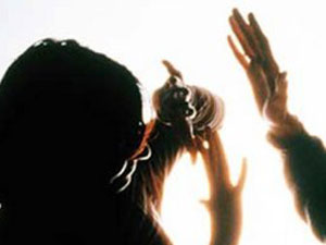 Kızını, erkekle görünce olanlar oldu!