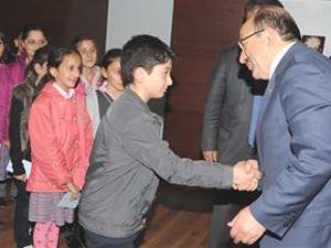 Gümrükçüoğlu, öğrencilerle buluştu