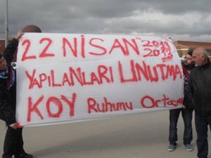 TS'ye anlamlı pankart...