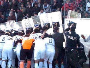 Taraftar sahaya girdi, polis ateş açtı!