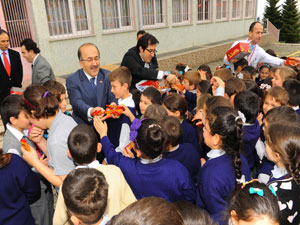 Gümrükçüoğlu'ndan 23 Nisan ziyaretleri