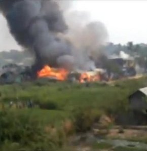 Budistler Müslümanları yaktı, polisler izledi!