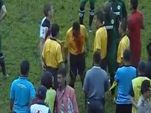 Penaltı veren hakeme yumruk