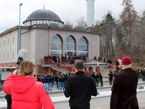 Avrupa'da ilk kez minareden ezan okundu