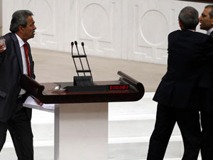 Kamer Genç kürsüye çıktı ortalık karıştı